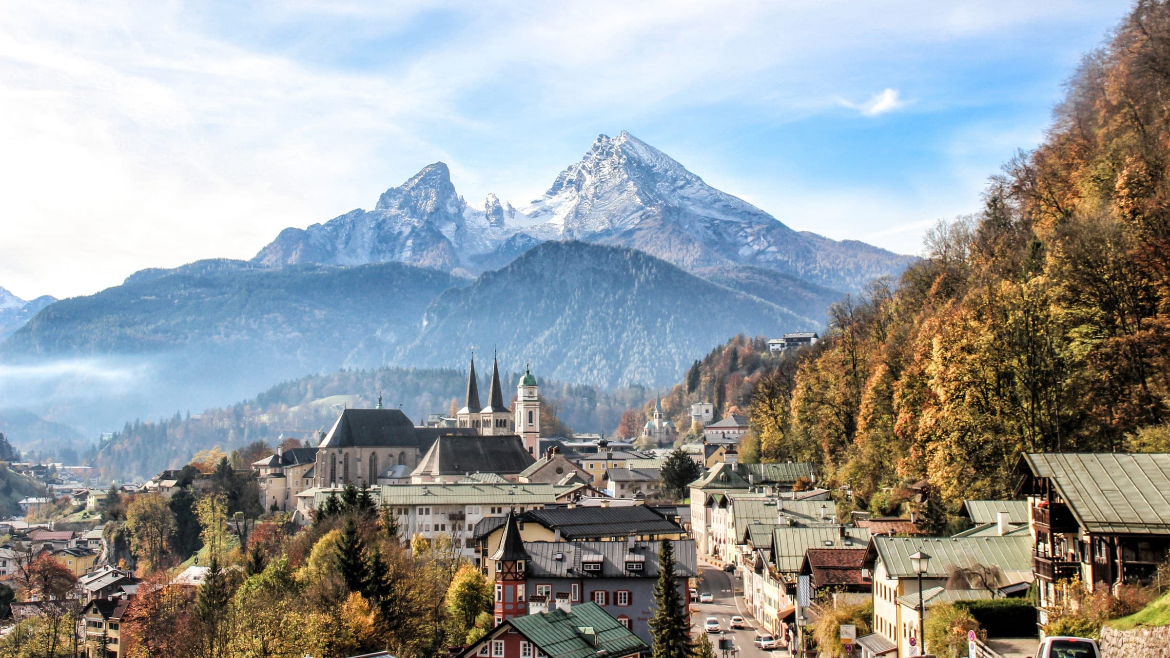 Markt Berchtesgaden im Herbst, dahinter der Watzmann — eine der Regionen im Arbeitsgebiet von ALPHAUS Immobilien