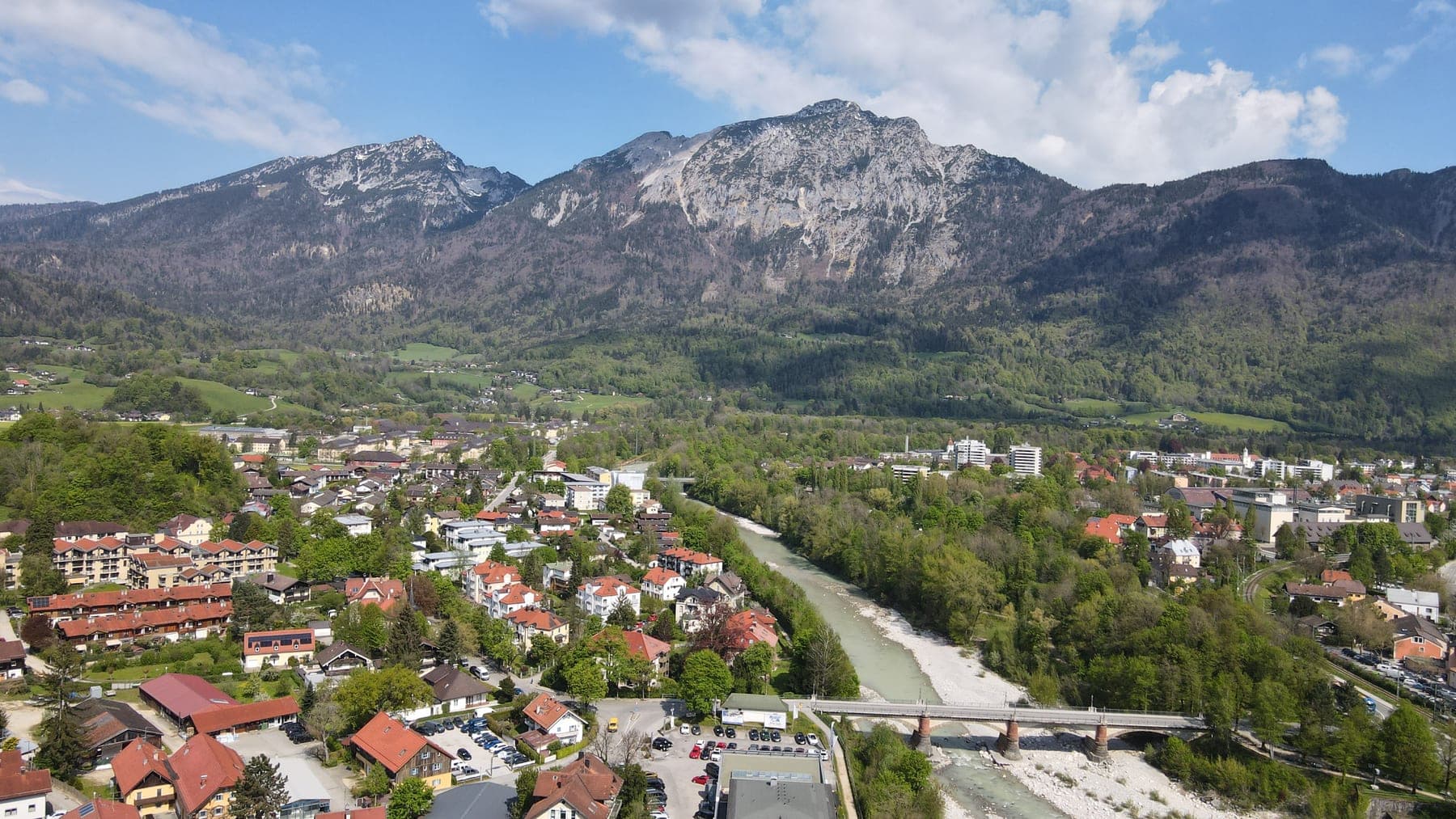 Bad Reichenhall aus der Luft — der Firmensitz von ALPHAUS Immobilien