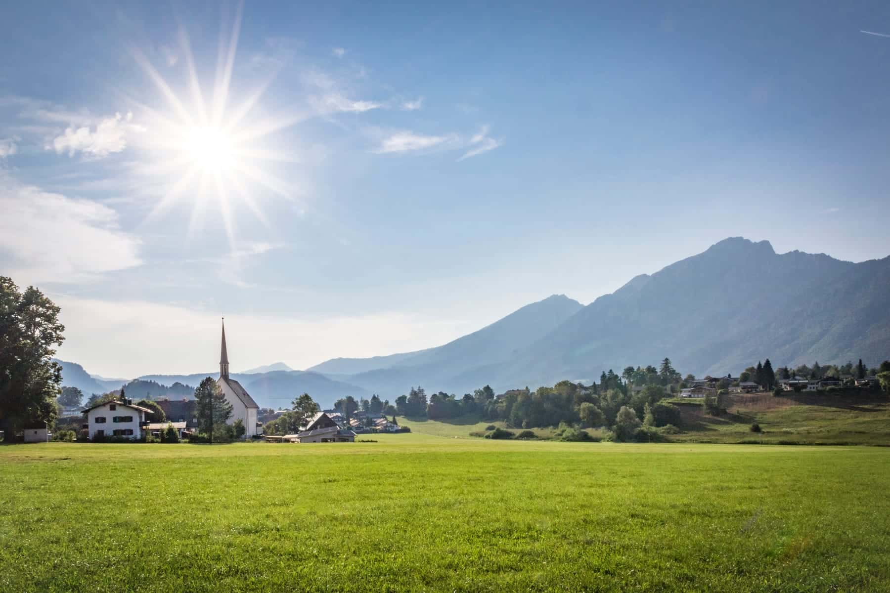 Blick auf Bayerisch Gmain vor der Kulisse des Lattengebirges