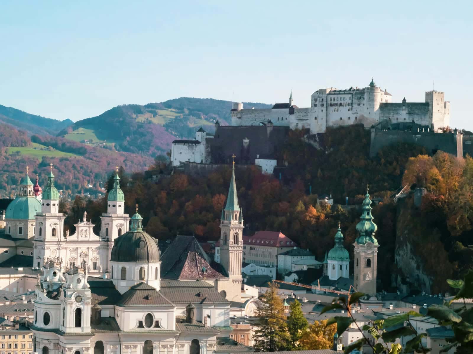 Salzburger Altstadt im Herbst mit Dom, Kollegienkirche und Festung Hohensalzburg — das südliche Ende unseres Arbeitsgebiets