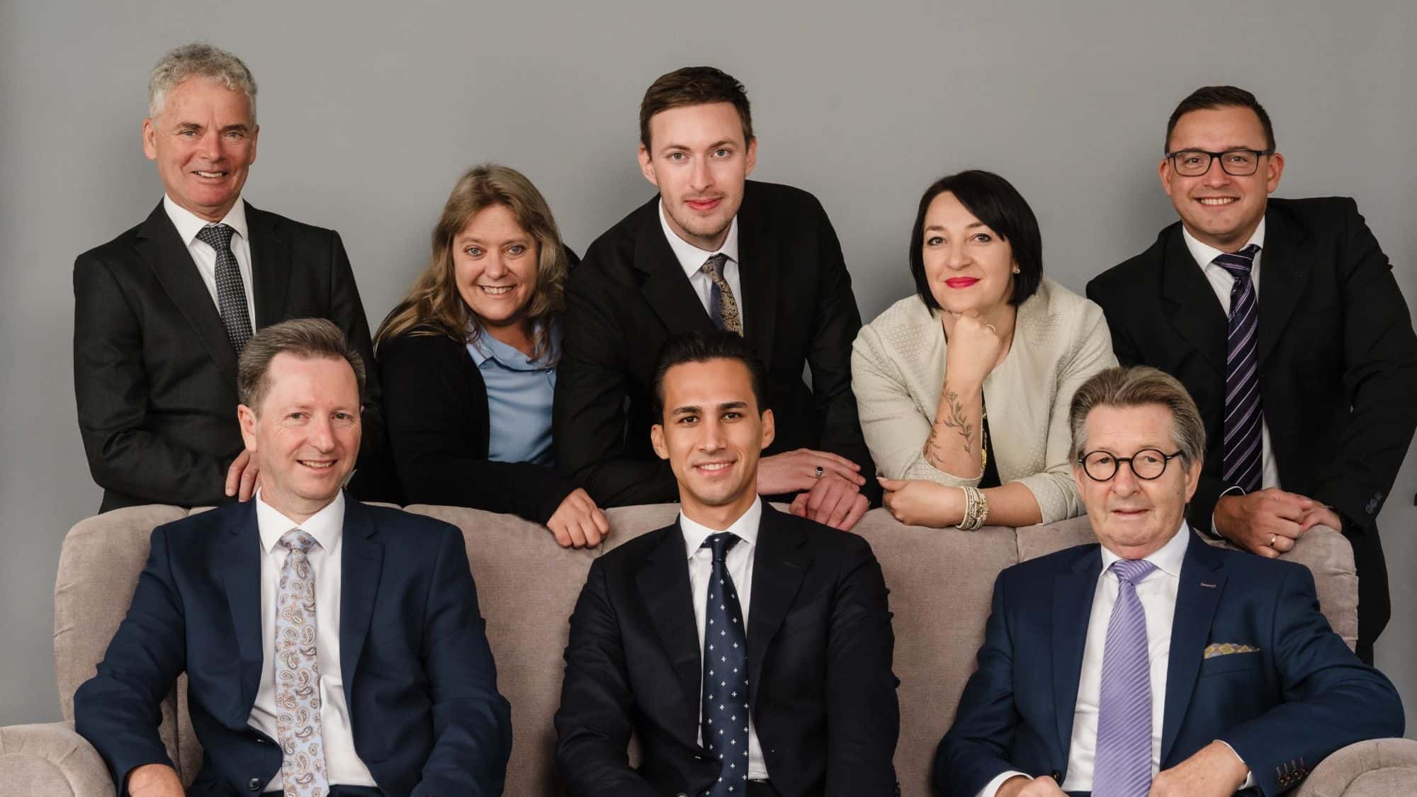 Das Team von ALPHAUS Immobilien — acht Beraterinnen und Berater im Gruppenbild