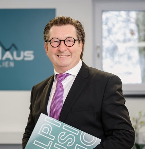 Glückliches Ehepaar vertraut auf Immobilienmakler ALPHAUS Immobilien