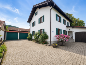 Hauptbild Charmantes 2-Familienhaus in Frasdorf - Zwei Wohneinheiten und viel Entwicklungspotenzial