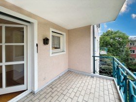 Hauptbild Charmant, zentral und dennoch ruhig - gepflegte 2-Zimmer-Wohnung mit großer Loggia und TG-Platz!
