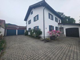 Hauptbild Charmantes 2-Familienhaus in Frasdorf - Zwei Wohneinheiten und viel Entwicklungspotenzial